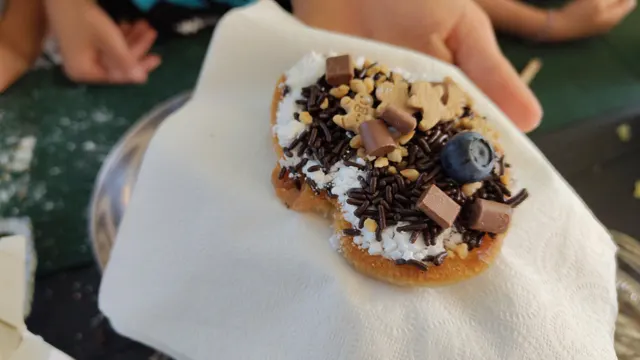 Kinder-Krapfen liebevoll verziert mit Streuseln, Schoko und Blaubeere