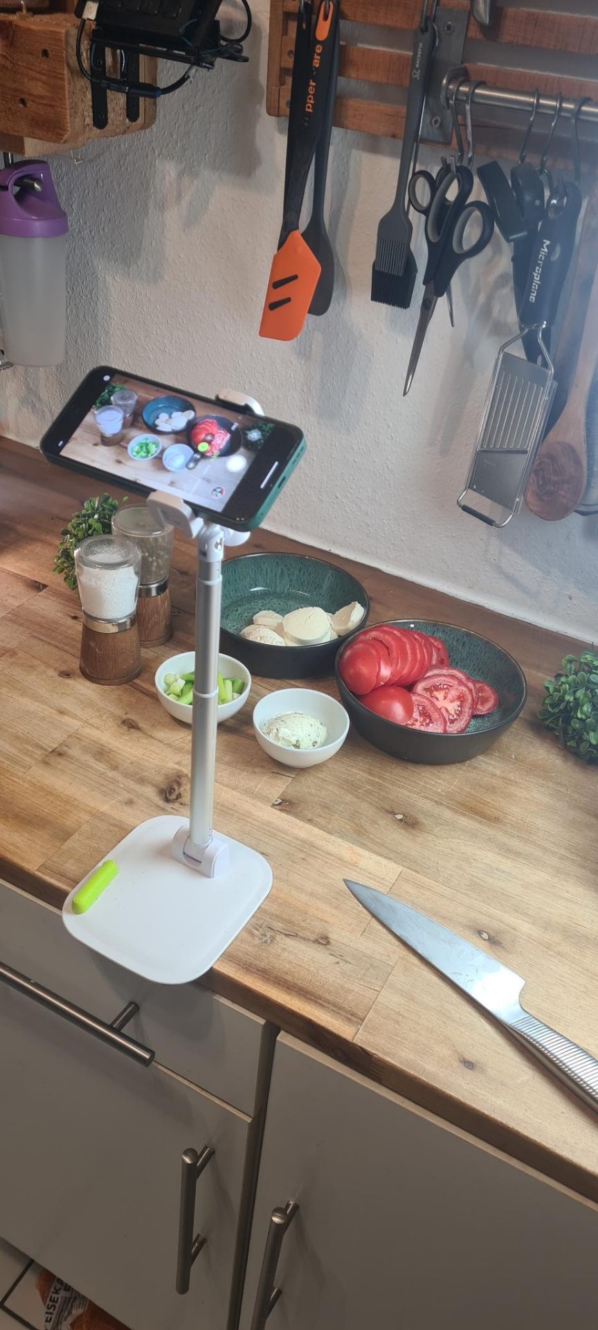 Smartphone auf Stativ filmt frische Zutaten bei einem Mitkochen-Event